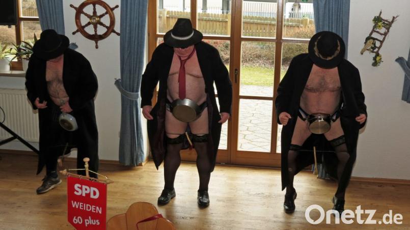 Zum Lied „Die Glocken von Rom“ lies die Männergruppe von der SPD Weiden-West auf Pfannen und Töpfen die Glocken erklingen und brachten den Saal zum Fasching der SPD AG 60plus zum Toben. Bild: Dobmeier Bild: Dobmeier