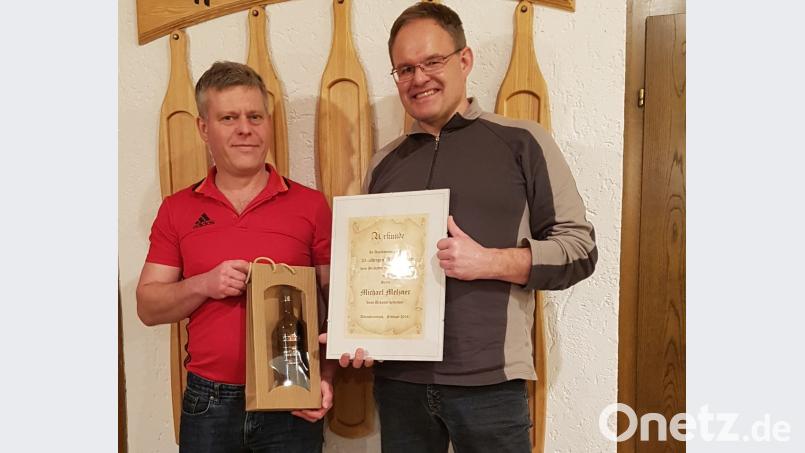 Michael Melzner (rechts) gehört seit 25 Jahren dem Heimatverein an. Wolfgang Nickl (links) dankt mit Urkunde und Wein. Bild: bkr