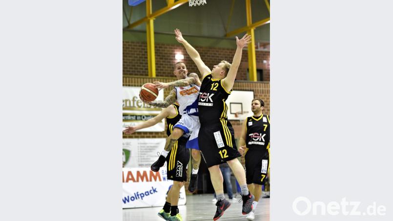 Keinen Ball verloren geben wollen die Hamm Baskets beim Spiel in Erlangen. Mit einem Sieg könnte man womöglich auf Platz fünf vorrücken. Bild: Büttner, Gerhard