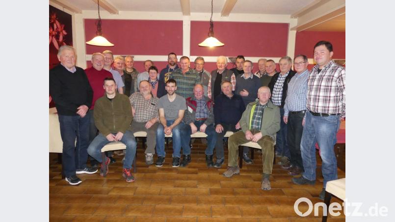 Georg Karl (sitzend, Dritter von links) leitet für weitere fünf Jahre die Jagdgenossenschaft. Zum „Dauerbrenner“ Schwarzwild nimmt Martin Gottsche (sitzend, links) in der Jahreshauptversammlung Stellung. Bild: rn