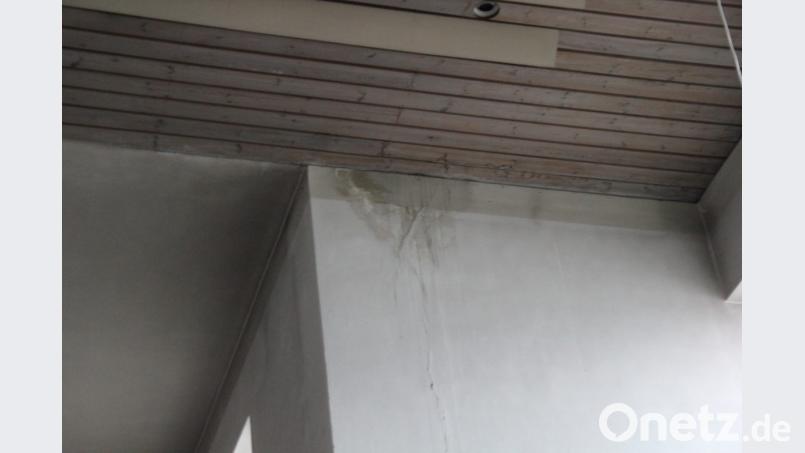 Die Spuren des eintretenden Regenwassers sind sowohl über dem rechten Seitenaltar deutlich zu sehen, als auch auf dem Kirchenboden. Bild: ads