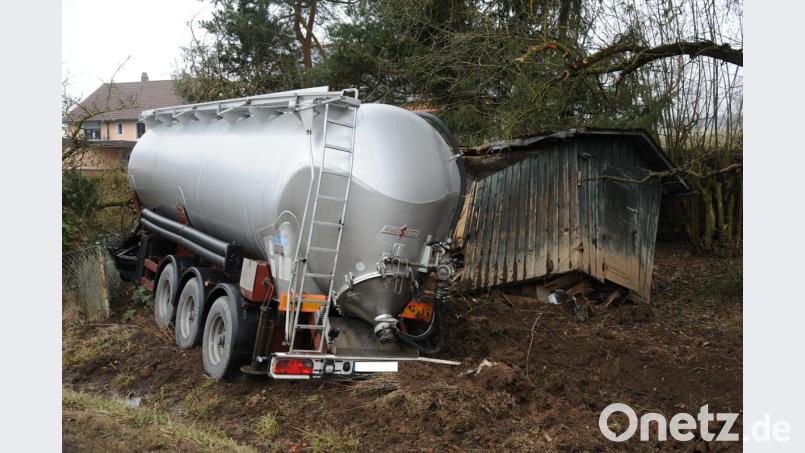 Mit Tempo in den Garten. Aus ungeklärter Ursache kam dieser Silozug am Freitagvormittag bei Steiningloh von der Fahrbahn ab und pflügte sich durch einen kleinen Schrebergarten. Bild: gf