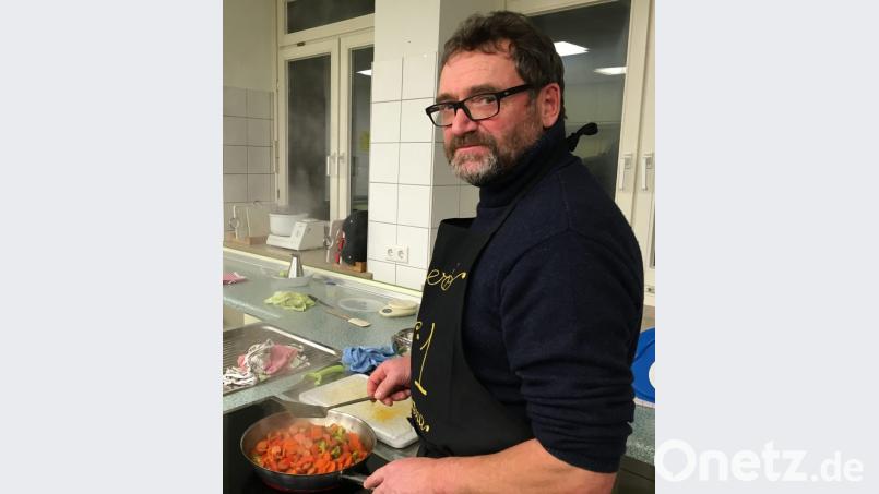 Michael Eibl rührt mit Ruhe in der Pfanne. Bild: ihl