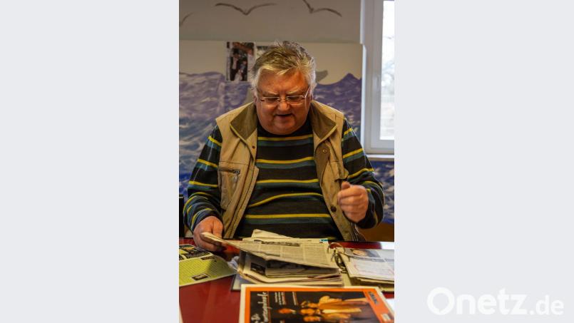 Bertwin Fleck durchforstet gesammelte Zeitungsberichte vergangener Aufführungen. Bild: Lukas Meister
