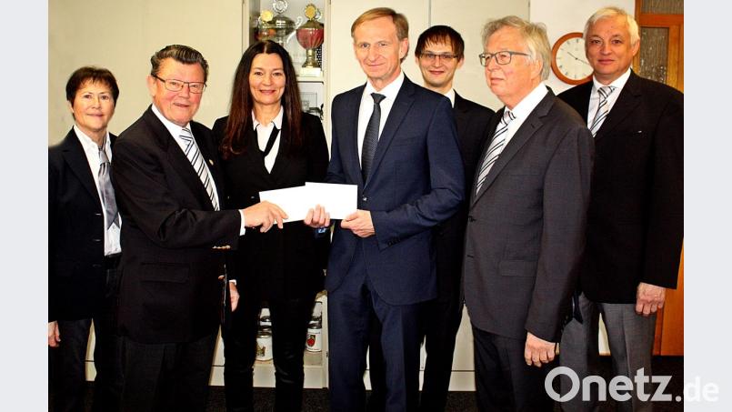 Die Gratulanten sind zahlreich (von links): Irmgard Fürnrohr, Adolf Baumann, Edith Ach, Tobias Ach, Heinz Adolf und Gerhard Kremser gratulieren Jubilar Karlheinz Ach (Vierter von links). Bild: R. Kreuzer