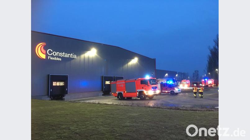 Bei einer Verpuffung in der Lackherstellung bei Constantia Pirk wurde ein Mitarbeiter schwer verletzt. Der Platz vor den neuen Hallen diente den Rettungskräften als Sammelstelle. Bild: August Beer