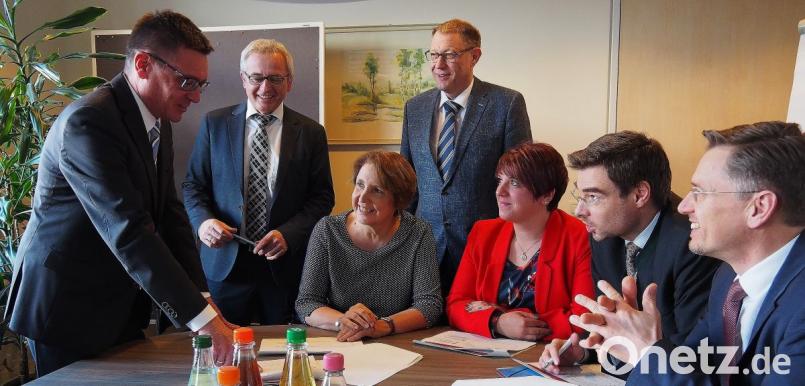 Arbeitsagenturchef Thomas Würdinger (Erster von links) erläutert den Landtagsabgeordneten (sitzend von links) Annette Karl, Anna Toman, Stephan Oetzinger und Tobias Reiß die Situation auf dem Arbeitsmarkt. Mit dabei die Geschäftsführer der Jobcenter Weiden Neustadt und Tirschenreuth Peter Witt und Leonhard Merkl (stehend Zweiter und Dritter von links) Bild: Bühner