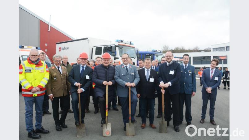 Symbolischer geht&#039;s nicht: Auf Asphalt simulieren Vertreter von Rettungsorganisationen, Stadt Windischeschenbach und Landkreis den Beginn der Bauarbeiten im Bayerischen Ausbildungszentrum für besondere Einsatzlagen im Gewerbegebiet Neuhaus. Bild: Gabi Schönberger