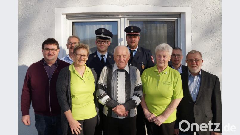 Zum 90. Geburtstag von Josef Forster (vorne, Mitte) gratulierten Abordnungen von Vereinen, denen der Jubilar seit vielen Jahren als Mitglied die Treue hält. Die Glückwünsche der Gemeinde überbrachten die Bürgermeister Hans Graßl und Richard Brunner (von rechts). Bild: zim
