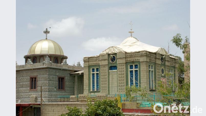 Das Foto aus dem Jahr 2015 zeigt die alte Kapelle der Kirche der Heiligen Maria von Zion in Axum (rechts). In ihr wurde angeblich die Bundeslade mit den zehn Geboten aufbewahrt. Der Bau mit der goldenen Kuppel ist die neue Kapelle, in die die Bundeslade damals umziehen sollte. Archivbild: Carola Frentzen/dpa