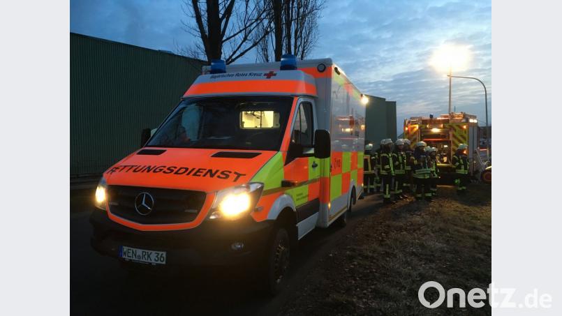 Bei einer Verpuffung in der Lackherstellung bei Constantia Pirk wurde ein Mitarbeiter schwer verletzt. Der Platz vor den neuen Hallen diente den Rettungskräften als Sammelstelle. Bild: August Beer