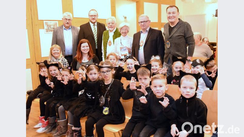 Wenn Landrat Andreas Meier (hinten, Zweiter von links) und die drei Bürgermeister Rupert Troppmann (links), Heribert Schubert und Heinrich Maier (von rechts) gleichzeitig kommen, muss der Anlass gewichtig sein: Ludwig Fritsch und Maria Hirsch präsentieren „Die Geschichte von Carnevale“. Bild: bgm