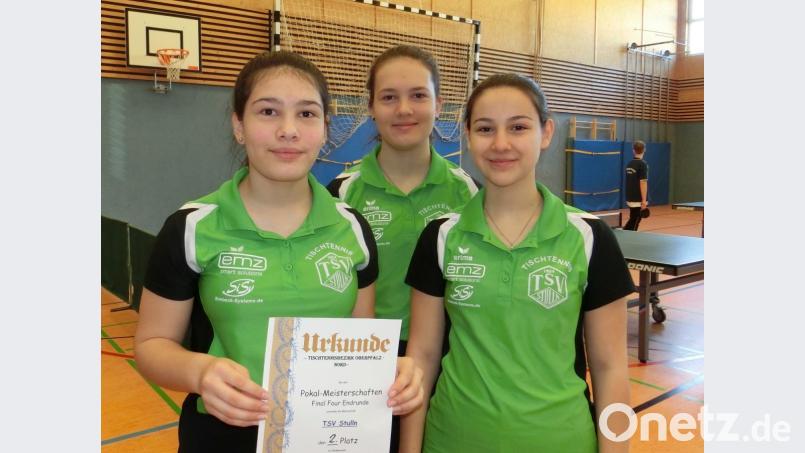 Eva Wittmann, Lea Wittmann und Antonia Heigl (von links) belegten bei der Endrunde des Bezirkspokals den zweiten Platz. Bild: exb/Erich Kneißl