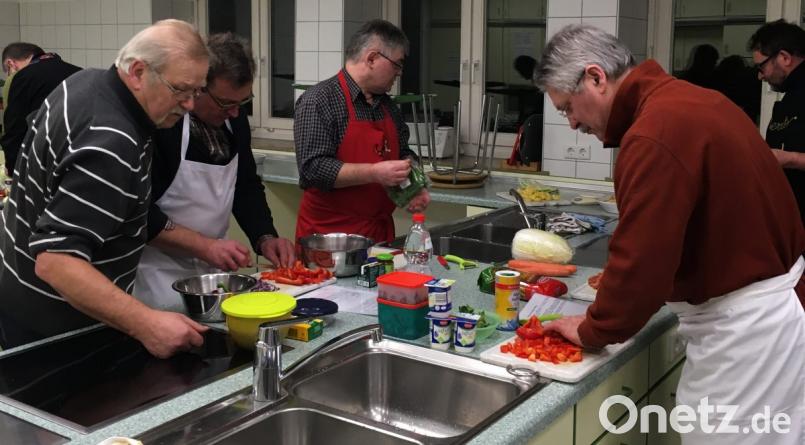 Männerkochkurs Berufsfachschule Oberviechtach, Generation 55plus, AELF Schwandorf Bild: ihl
