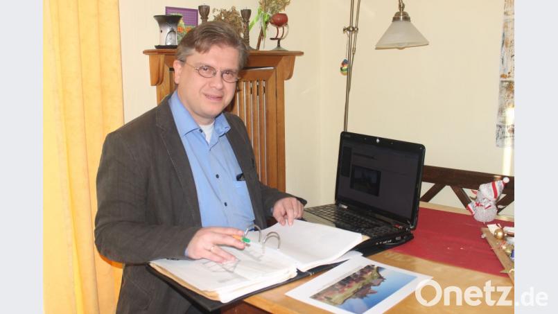 Bernhard Weigl auf der „Baustelle“. Anhand von historischen Dokumenten, Plänen und Stichen sowie eines Holzmodells von etwa 1660 setzt er am Computer die damalige Festung zusammen. Bild: luk