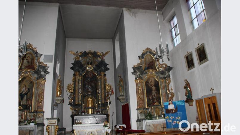 Über dem rechten Seitenalter im Kircheninnenraum hat das eingetretene Regenwasser ebenfalls seine Spuren hinterlassen. Bild: ads