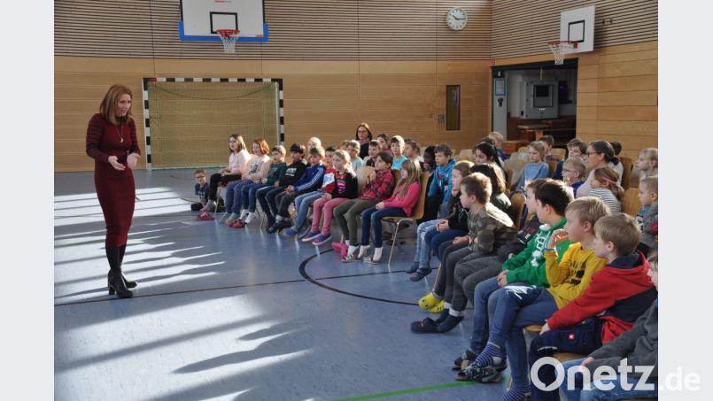 Und die Moral von der Geschichte über den neunjährigen Matheo? Die erklärt Schriftstellerin Nina Weger (links) den Grundschülern sowie den Kindern der ersten Jahrgangstufen des Förderzentrums. Bild: ak