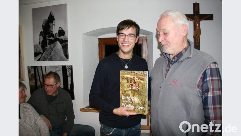 Der aktuelle Weißenstein-Band, den Vorsitzender Norbert Reger (rechts) als Dankeschön überreichte, war wohl das passende Geschenk für Adrian Roßner, der sich darüber sehr freute. Bild: wro