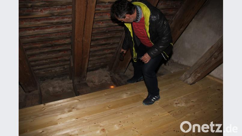 In den Jahren 207/18 wurde unter anderem auch die Dachkonstruktion ertüchtigt und dabei marode Balken ausgewechselt oder gestützt, wie Kirchenpfleger Anton Gebert erklärt. Bild: ads