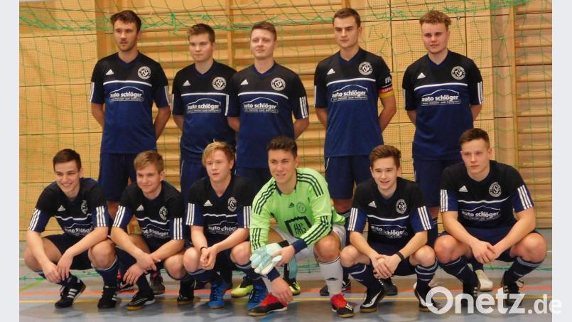 Der TSV Kirchenlaibach mit (stehend von links) Luca Meyer, Jannik Gebhardt, Jan Sebald, Simon Bauernfeind, Fabian Stangl, (kniend von links) Lukas Pöllath, Maximilian Popp, Bastian Zapf, Manuel Knie, Sebastian Malzer und Johannes Kopp sichert sich den Sieg beim UTP-Cup der Herren. Bild: hai