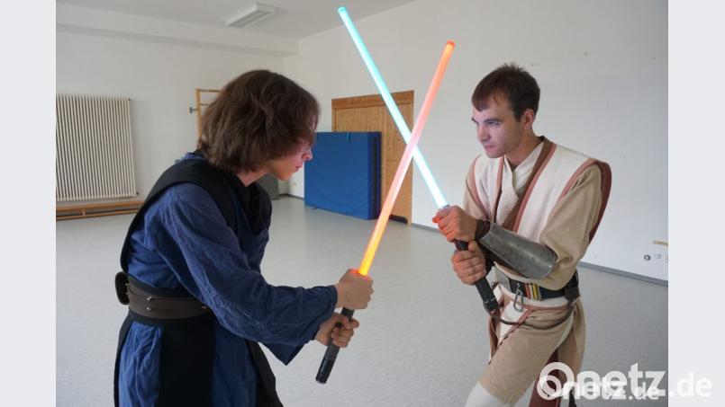 Der Französische Fechtverband erklärt den Lichtschwerkampf zum Sport, um junge Menschen zum Fechten zu motivieren. An der Jedi-Academy in Cham gibt es bereits länger Lichtschwertduelle. Archivbild: Julian Trager