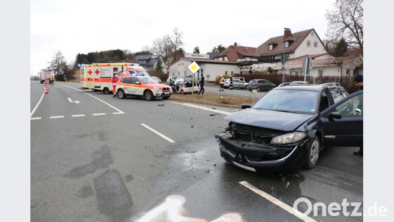 Zu Behinderungen auf der Staatsstraße 2665 kommt es am Freitagnachmittag bei Löschwitz, als vor der ehemaligen Disco Santana zwei Autos zusammenstoßen. Beide Fahrer ziehen sich dabei leichte Verletzungen zu. Bild: rpp