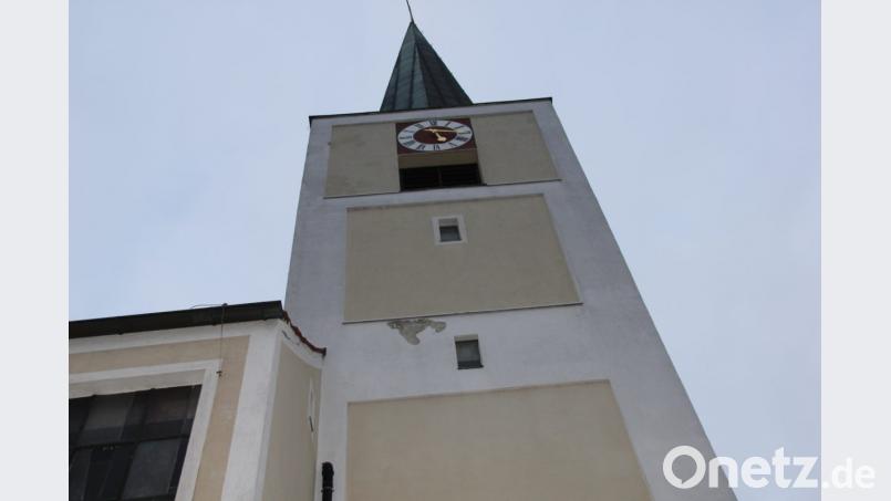 Die Wasserschäden sind sowohl außen am Turm (34) als auch im Turminneren (31) nicht zu übersehen. Bild: ads