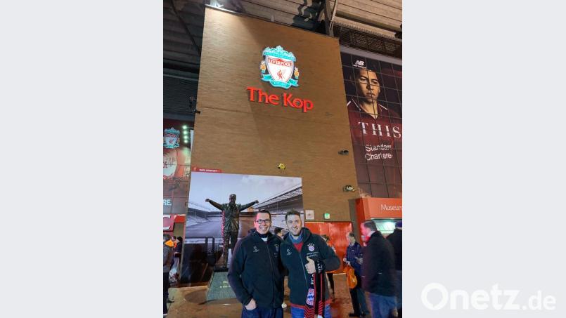 Auch der Flosser Florian Stadler (rechts) und der Weidener Peter Kämpf genossen den Abend an der Anfield Road. Bild: mr