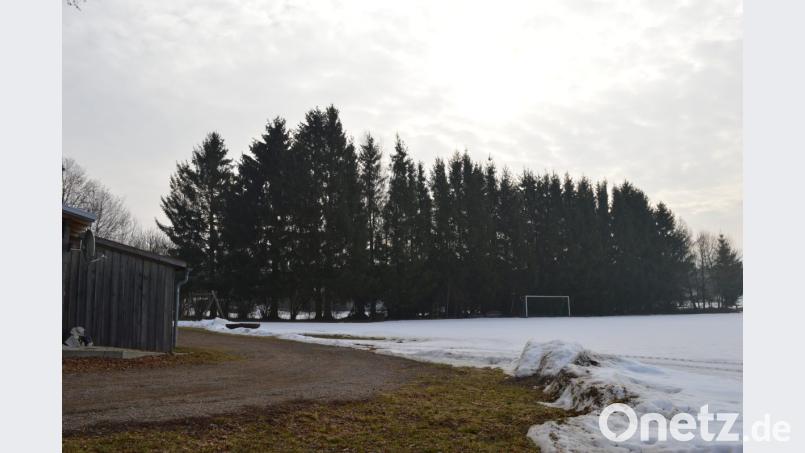 Der alte Sportplatz in Haag wird als Kinderspielplatz und Festplatz genutzt. Links sind die alten Umkleidekabinen zu sehen, die den Haager Vereinsgemeinschaften für verschiedene Anlässe dienen. Die neue Scheune der Feuerwehr mit einer Größe von 10 auf 20 Meter soll zwischen Spielplatz und Fußballtor errichtet werden. Bild: bej