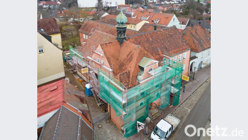 Das aufgestellte Baugerüst markiert den Sanierungsbeginn der Spitalkirche St. Elisabeth. Bild: Thilo Hierstetter