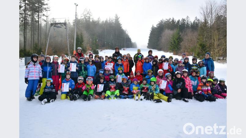 60 Grundschüler nahmen an der Kreismeisterschadft Ski alpin teil. Schulrätin Margit Walter (Mitte zwischen zwei Schülern) dankte den Kindern für die gezeigte Begeisterung, den Organisatoren mit Kreisobmann Ski Alpin Elmar Günther (hintere Reihe 3. von rechts) für die Vorbereitung und Durchführung des Wettbewerbs sowie den Lehrkräften für die Begleitung und Betreuung der Kinder. Bild: bey