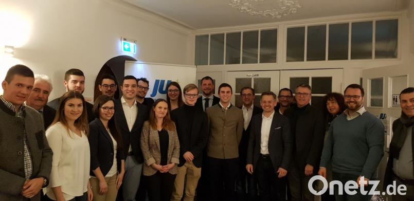 Die neue Führungsmannschaft der Jungen Union mit Vorstand Johannes Klinger (Achter von rechts) an der Spitze. Prominente Gäste waren unter anderem Stadtrat und zweiter Bürgermeister Peter Gold (Zweiter von links), CSU-Ortsvorsitzender Huberth Rosner (Neunter von rechts) und Bürgermeister Franz Stahl (Vierter von rechts). Bild: pjss