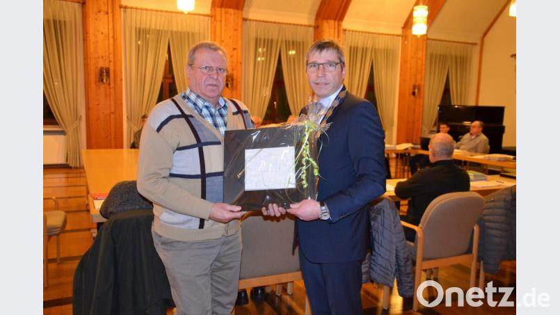 Bürgermeister Hermann Ach dankte dem scheidenden Gemeinderat Josef Zangl (links) im Namen der Bürgerschaft für dessen Mitarbeit im Gemeinderat mit einem Bild. Bild: gi