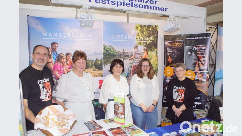 Mitglieder des Paschervereins, hier mit Julia Braun vom Tourismuszentrum Oberpfälzer Wald (Zweite von rechts), schlugen bei der &quot;Reisebörse&quot; in Regensburg die Werbetrommel für die Freilichtspiele am Eulenberg. Bild: mmj