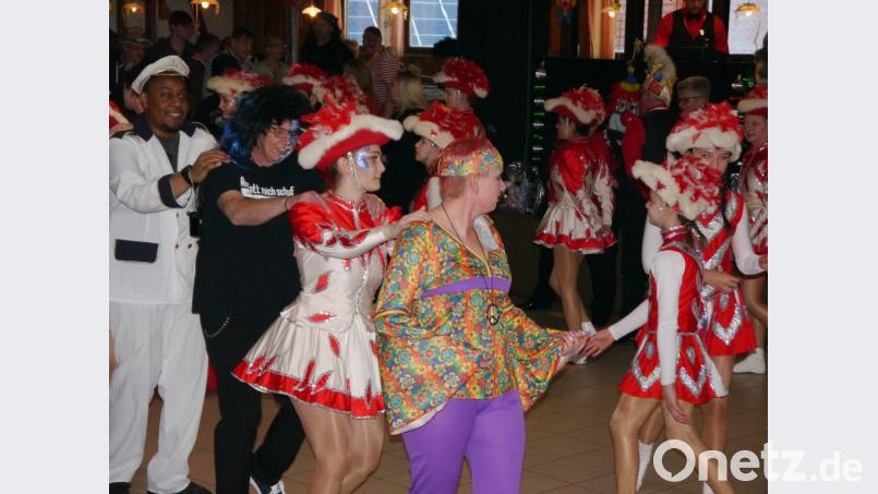 Unter die Maschkerer mischte sich bei der Polonaise auch die Nabburger Faschingsgesellschaft. Bild: exb