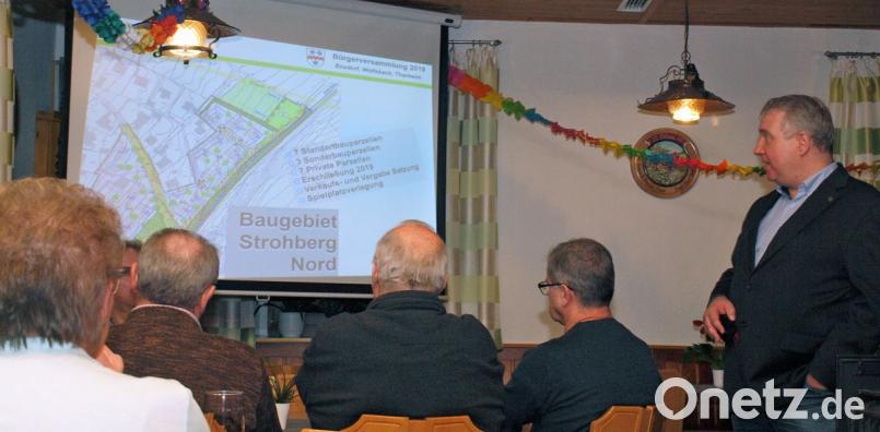 Die Diskussion um das Baugebiet Strohberg Nord, dessen Erschließung heuer beginnt, nahm bei der Bürgerversammlung breiten Raum ein. Bild: sön