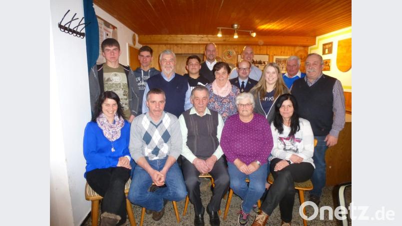 Er zählt sich noch nicht zum &quot;alten Eisen&quot;: Karl Kummer ( sitzend, Mitte) mit seiner Familie, den drei Geschwistern sowie Vertretern von Feuerwehr, FC, Siedlerbund und SPD. Bild: bk