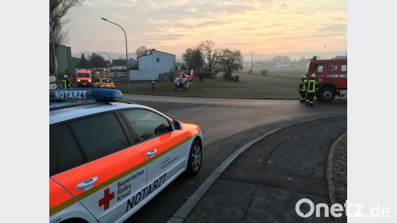 Mit dem Hubschrauber brachten die Rettungskräfte am frühen Morgen nach einer Verpuffung in der Lackherstellung von Constantia Pirk einen schwerverletzten Mitarbeiter nach Nürnberg ins Krankenhaus. Bild: August Beer
