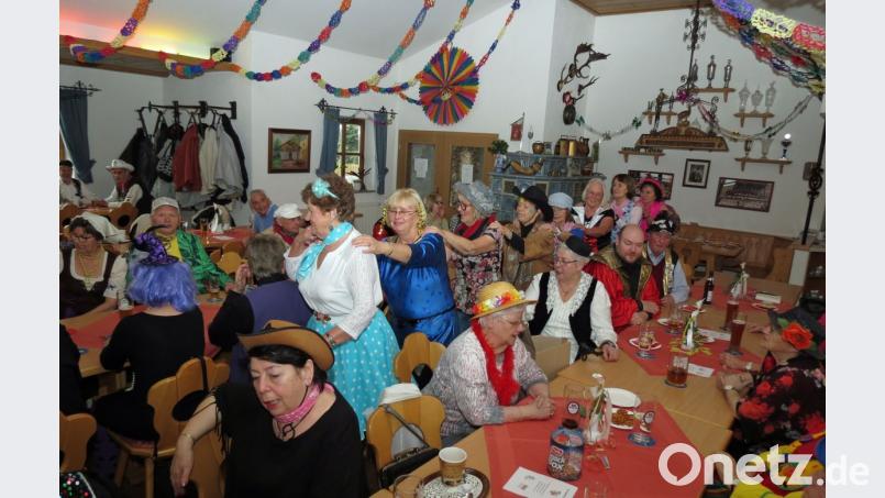 Die SPD-Senioren 60plus verstehen es, ausgelassen Fasching zu feiern. So manche Polonaise zieht durch den Saal. Bild: Dobmeier