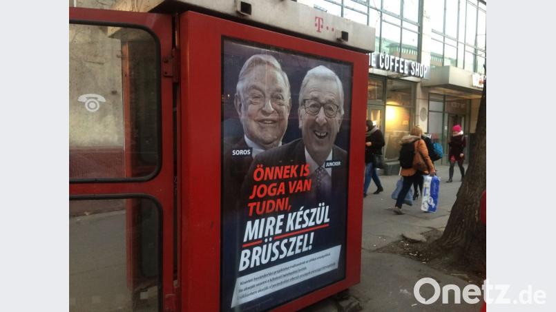 Plakate mit EU-Kommissionschef Jean-Claude Juncker mit der Unterschrift &quot;Sie haben ein Recht darauf zu wissen, was Brüssel vorhat&quot; sorgen für Wirbel. Bild: Pablo Gorondi/AP/dpa