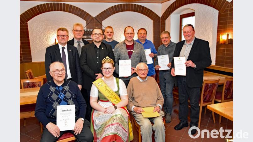 Geehrte und Gratulanten bei der Hauptversammlung des Bienenzuchtverein Sulzbach-Rosenberg mit (vorne, von links) Konrad Hubmann, Honig-Prinzessin Doris Grünbauer, Martin Nägele; (hinten, von links) Bürgermeister Michael Göth, Vorsitzender Helmut Heuberger, Kreisvorsitzender Andreas Royer, Philipp Klughardt, Matthias Hüttner, Klaus Herbst, Gerd Blüchel und Ludwig Herold. Bild: exb