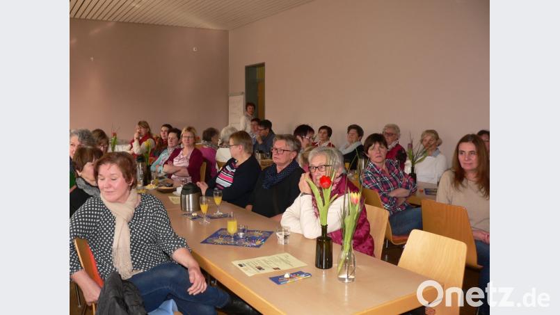Aufmerksam lauschten die Zuhörerinnen dem Vortrag. Bild: mh