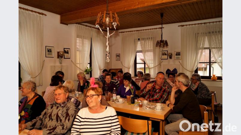 Vor allem Damen nutzen die Gelegenheit zum Plausch in gemütlicher Runde beim &quot;Generationen-Dorf-Kaffee&quot; Bild: arw