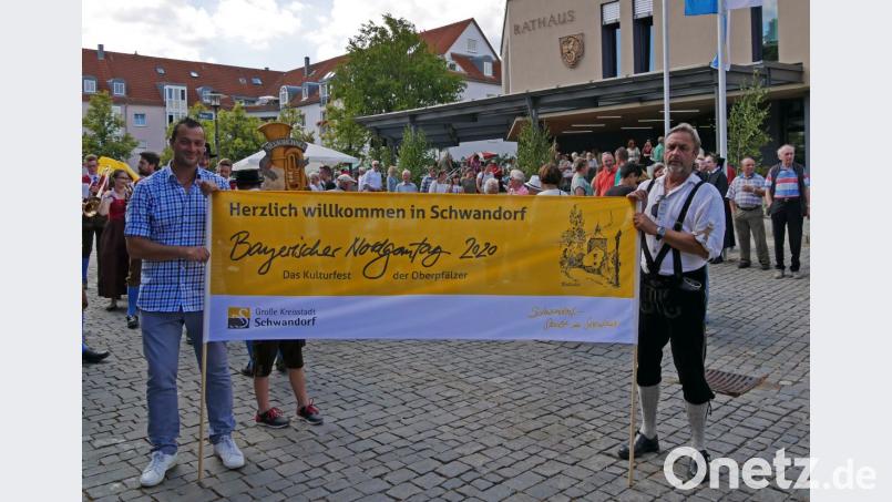 Beim Nordgautag 2018 in Wiesau wird schon für das Kulturfest in Schwandorf im nächsten Jahr geworben. Bild: Norbert Grüner