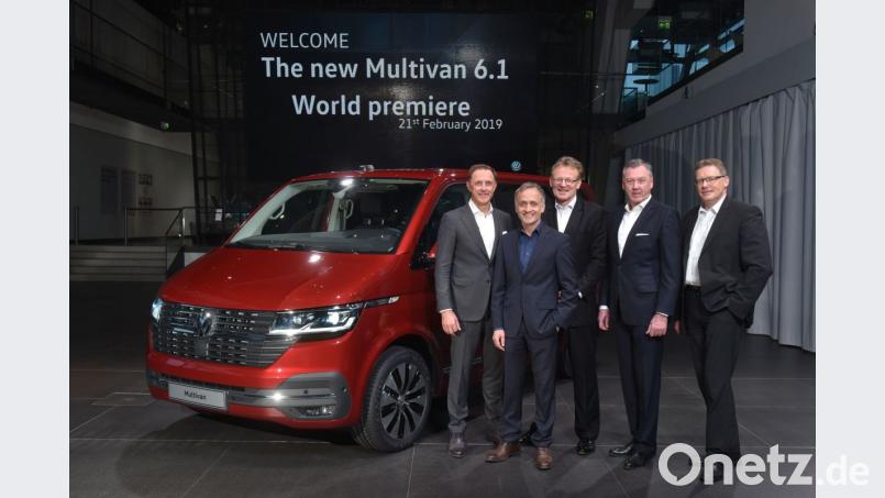 Stellten den neuen Multivan 6.1 vor: (v.l.) Dr. Thomas Sedran (Vorsitzender des Markenvorstands Volkswagen Nutzfahrzeuge), Albert Kirzinger (Designchef Volkswagen Nutzfahrzeuge), Jörn Hasenfuß (Vorstand für Beschaffung Volkswagen Nutzfahrzeuge), Heinz-Jürgen Löw (Vorstand für Vertrieb und Marketing Volkswagen Nutzfahrzeuge) und Dr. Josef Baumert (Vorstand für Produktion und Logistik Volkswagen Nutzfahrzeuge). Bild: Volkswagen Nutzfahrzeuge