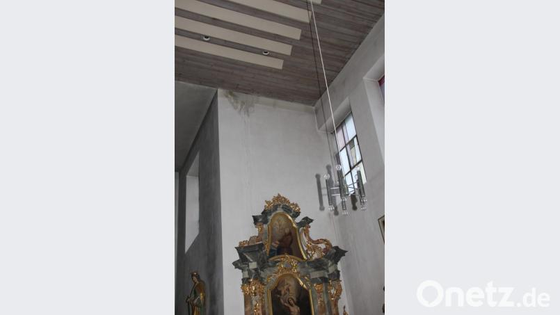 Die Spuren des eintretenden Regenwassers sind sowohl über dem rechten Seitenaltar deutlich zu sehen, als auch auf dem Kirchenboden. Bild: ads