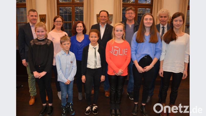 Erreichten erste Plätze beim Regionalwettbewerb „Jugend musiziert“. Unser Bild zeigt die Preisträger in der ersten Reihe (von links) mit Anna Haberkorn, Linus Kaßeckert, Honie Whitted, Emily Fischer, Lisa-Marie Schmidt und Eva Korb. Im Hintergrund (von links) Kreismusikschulleiter Tobias Böhm, Carol Bischoff, Margit Sollfrank, Erwin Jahreis, Ctibor Süsser und Landrat Wolfgang Lippert. Bild: jr