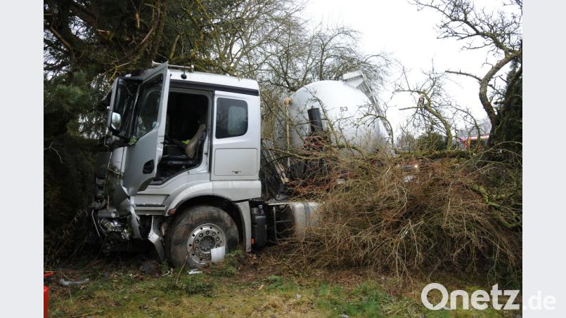 Mit Tempo in den Garten. Aus ungeklärter Ursache kam dieser Silozug am Freitagvormittag bei Steiningloh von der Fahrbahn ab und pflügte sich durch einen kleinen Schrebergarten. Bild: gf