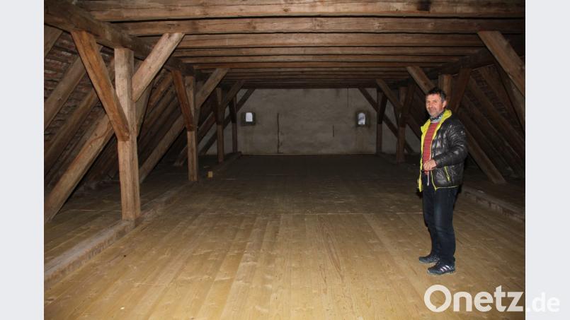 In den Jahren 207/18 wurde unter anderem auch die Dachkonstruktion ertüchtigt und dabei marode Balken ausgewechselt oder gestützt, wie Kirchenpfleger Anton Gebert erklärt. Bild: ads