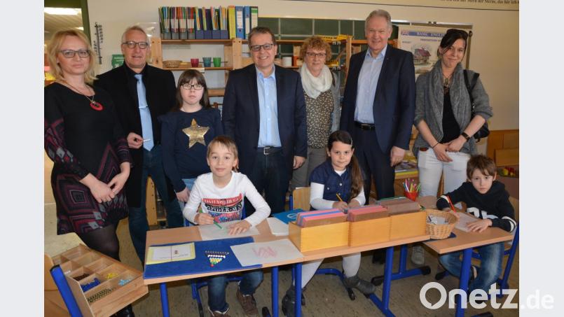 Tag der offenen Tür an der privaten Montessori-Schule in Arzberg: Die aktuell 34 Schüler kommen aus den Landkreisen Wunsiedel und Tirschenreuth. Schulleiterin Petra Hlavacova (links) konnte unter den Gästen auch Landrat Karl Döhler (Zweiter von rechts), Bürgermeister Stefan Göcking (Zweiter von links) und Schulamtsdirektor Günter Tauber (Vierter von links) begrüßen. Bild: jr
